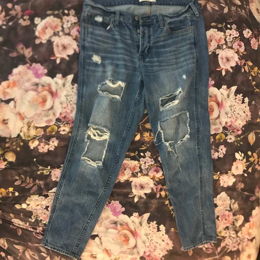 Hollister Boyfriend/loose-fitting ripped jeans